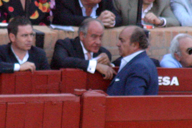 Ramón Valencia volvió a llamar a Manuel Tornay, responsable del area de ganaderías de la empresa Pagés. ¿Le estaría pidiendo más toros...? (FOTO: Javier Martínez)