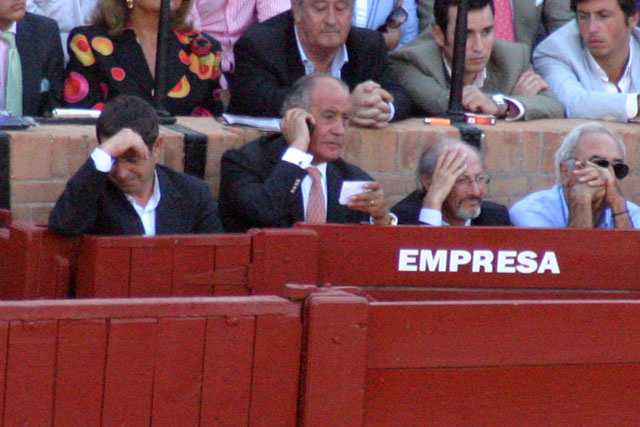 Cuando se habían lidiado ya tres sobreros y aún restaba bastante corrida comenzaron las llamadas telefónicas en el burladero de la empresa. (FOTO: Javier Martínez)