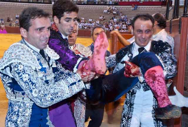 Los banderilleros, horrorizados, entrar en la enfermería con un JEsús Márquez ya desmayado, sin sangre. (FOTO: Paco Díaz / toroimagen.com)