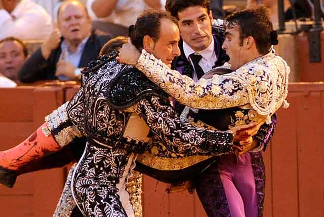 El banderillero Jesús Márquez, con fuerte hemorragia y grave cornada, es trasladado a la enfermería. (FOTO: Sevilla Taurina)