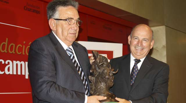 Moisés Fraile recoger el trofeo de manos de Julio Cuesta, presidente de la Fundación Cruzcampo.