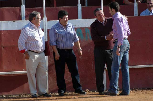 Los ganaderos Manuel Ángel Millares y Fernando Cuadri entregaron la placa en nombre de las cuadrillas a Luis Mariscal. (FOTO: Gilberto / Ambitotoros)