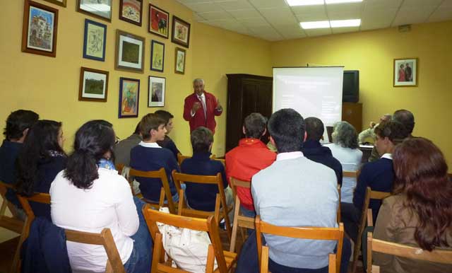 El cirujano Ramón Vila durante su conferencia en Aula Taurina.
