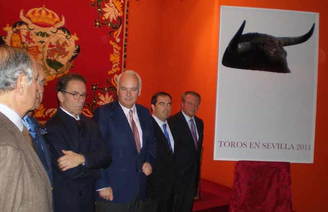 Miembros de la Junta de Gobierno de la Maestranza han arropado al pintor en la presentación del nuevo cartel para 2011. (FOTO: burladero.com)