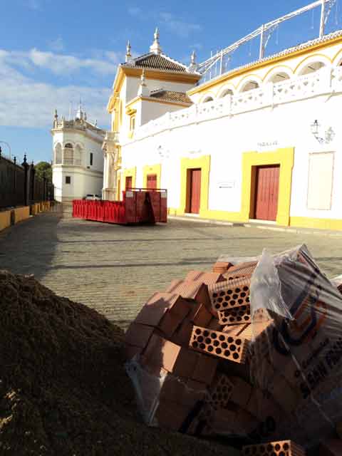 Nuevas obras en la Maestranza. (FOTO: Javier Martínez)