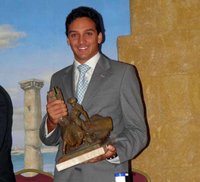 El diestro sevillano Oliva Soto, con el trofeo al 'Mejor toreo de capote' de El Puerto.