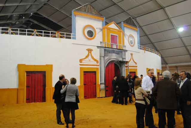 La plaza portátil instalada en Ficcar, Feria del Salón del Caballo de Carmona.