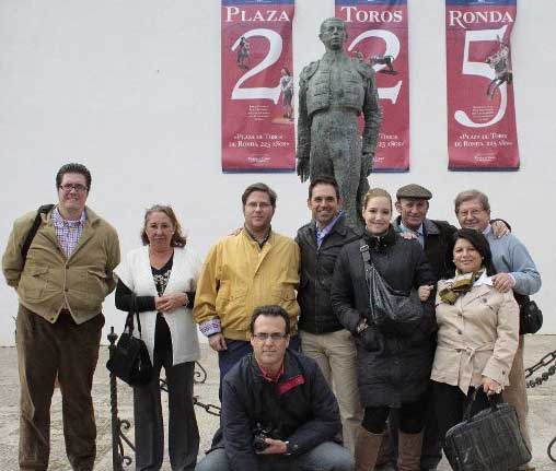 Varios componentes de la Tertulia Taurina Macarena junto a la estatua de Ordóñez.