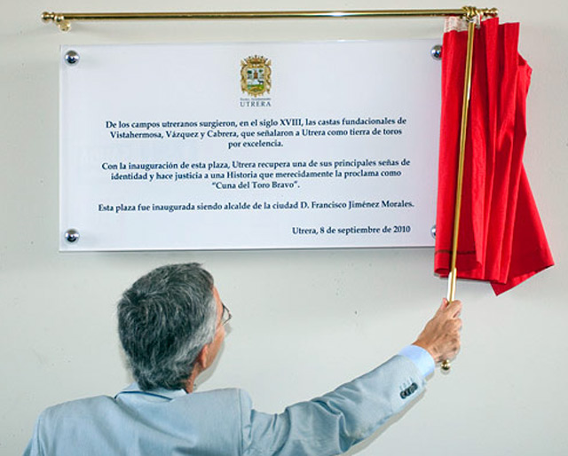 El alcalde Utrera, Curro Jiménez, inaugura la placa con su nombre. (FOTO: Turismo de Utrera)