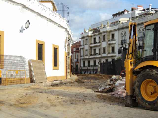 Continúan las obras en la Maestranza. (FOTO: Javier Martínez)