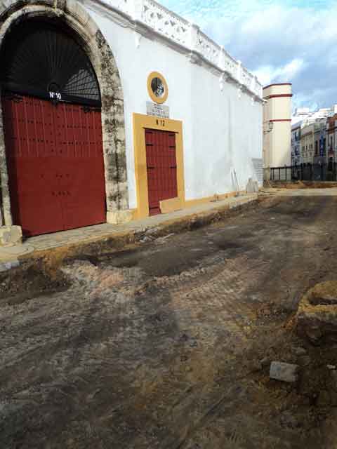 Continúan las obras en la Maestranza. (FOTO: Javier Martínez)