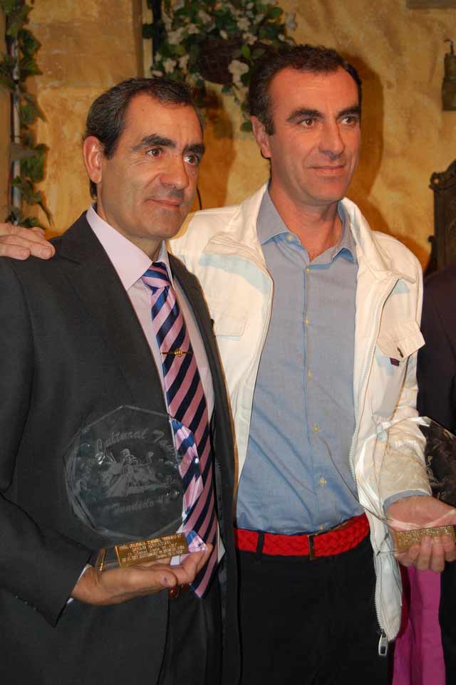 Antonio Cid -en nombre de su hermano Manuel Jesús- y Alcalareño, premiados en Huelva. (FOTO: Ambitotoros)