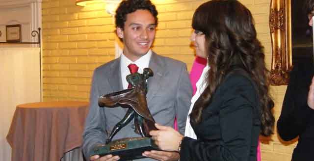 Oliva Soto recoge un nuevo trofeo taurino. (FOTO: Paco Gómez)