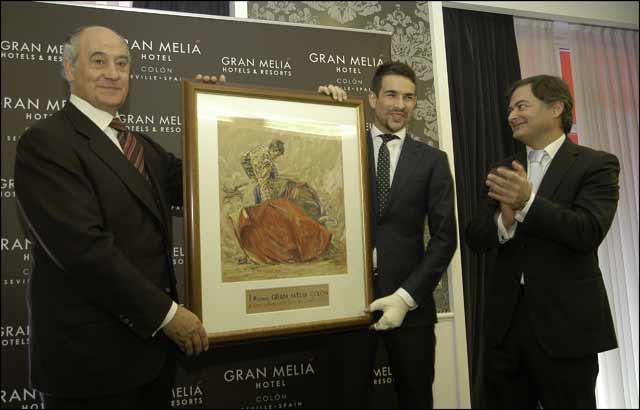 El empresario Ramón Valencia -miembro del jurado- entrega el premio a José María Manzanares.