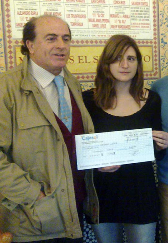 José Luis 'Serranito' entrega en Sevilla el cheque de 20.000 euros a Sandra, viuda del banderillero Adrián Gómez.