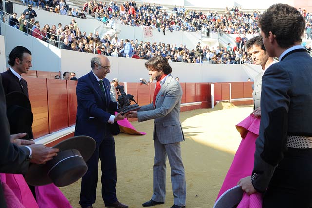 Curro Molina recoge un recuerdo de manos del hermano mayor de los Gitanos. (FOTO: Matito)