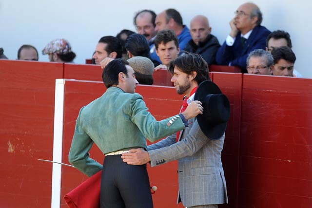 Enrique Ponce brindando la muerte de su novillo al sevillano Curro Molina. (FOTO: Matito)