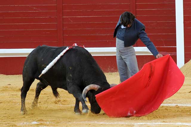 Curro Díaz, toreando con esa naturalidad que le caracteriza. (FOTO: Matito)