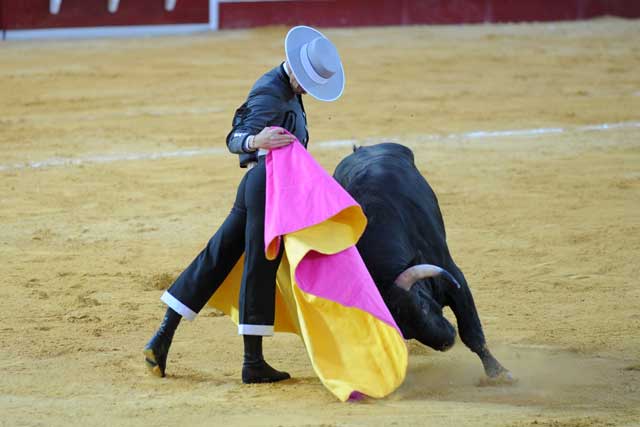 Daniel Luque gustándose en los lances por verónicas. (FOTO: Matito)