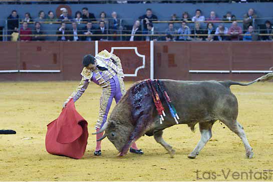 El Cid llevando muy toreado al cuvillo que hizo sexto. (FOTO:Juan Pelegrín/Las-Ventas.com)