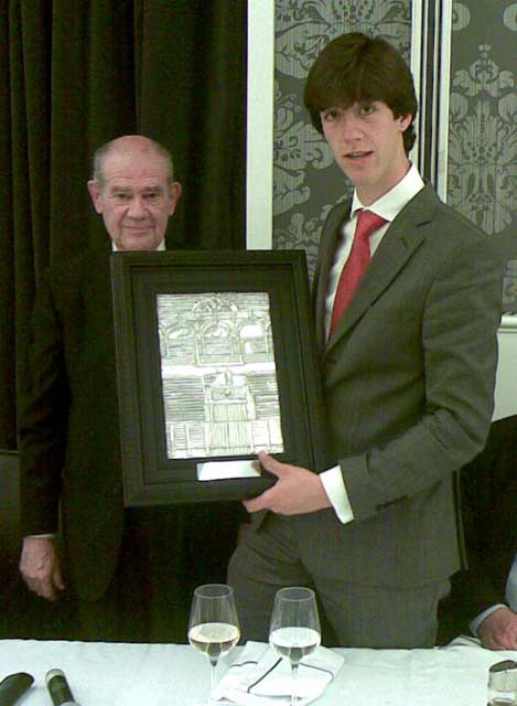 Juan Carlos Torres, presidente de la Tertulia 'Los 13', entrega el galardón a Esaú Fernández como 'Mejor novillero' en la Maestranza 2010.