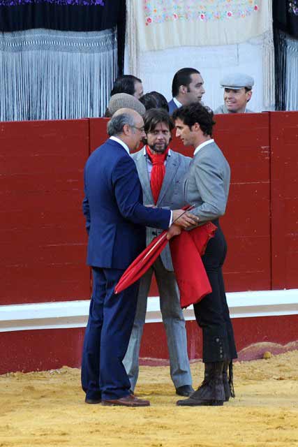 Luis Vilches brindando a Curro Molina. (FOTO: Iván Matito)