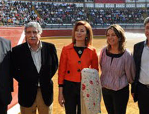 Manuel Brenes, posando para la foto.. y viendo tan pancho el fraude desde la barrera. (FOTO: Salvador Giménez)