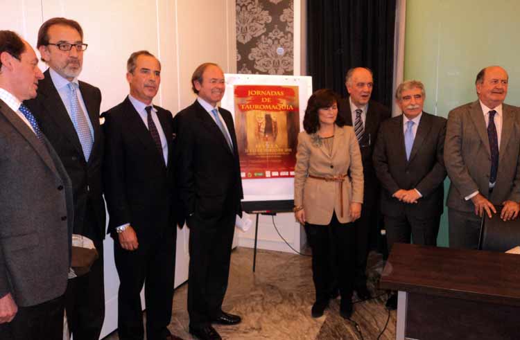 Organizadores y patrocinadores junto al cartel de las Jornadas de Tauromaquia. (FOTO: Javier Martínez)