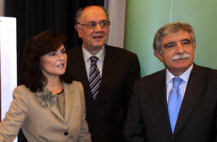 La andaluza Carmen Calvo, Miguel Cid y Manuel Brenes, al finalizar el acto. (FOTO: Javier Martínez)