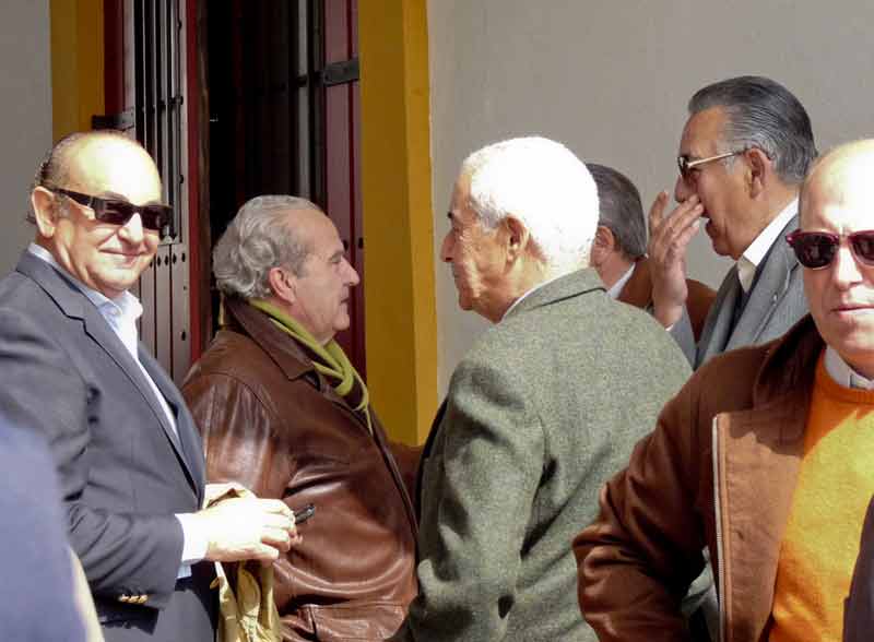 Corrillo de tertulia con con Manuel Tornay, Emilio Moreno, Ramón Vila, Rafael Palacios y Fernando Carrasco. (FOTO: Paco Díaz/toroimagen.com)