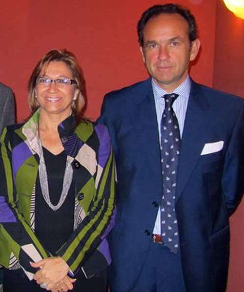 La delegada Carmen Tovar respaldó con su presencia la conferencia de su nueva apuesta de presidente para la Maestranza: Fernando Fernández-Figueroa. (FOTO: Gárgola Carmona)