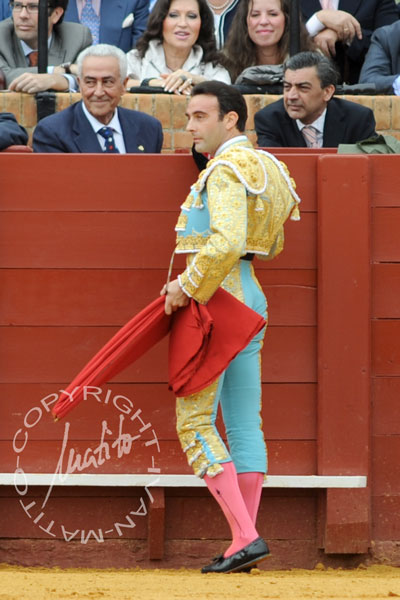 Enrique Ponce le brinda su primer toro al cirujano sevillano Ramón Vila. (FOTO: Matito)