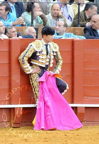 Manzanares espera toreramente a su astado. (FOTO: Matito)