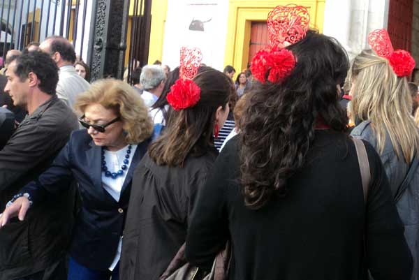 La veterana política socialista Amparo Rubiales intenta escapar de un grupo de despedida de solteras. (FOTO: Javier Martínez)