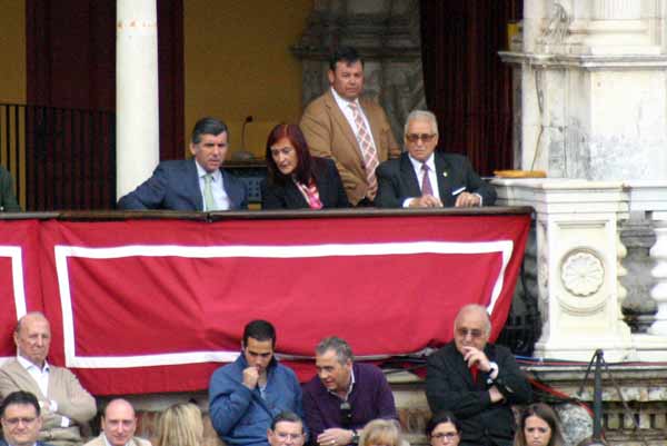 La presidenta Anabel Moreno duda y consulta con su asesor veteriario esta tarde. (FOTO: Javier Martínez)