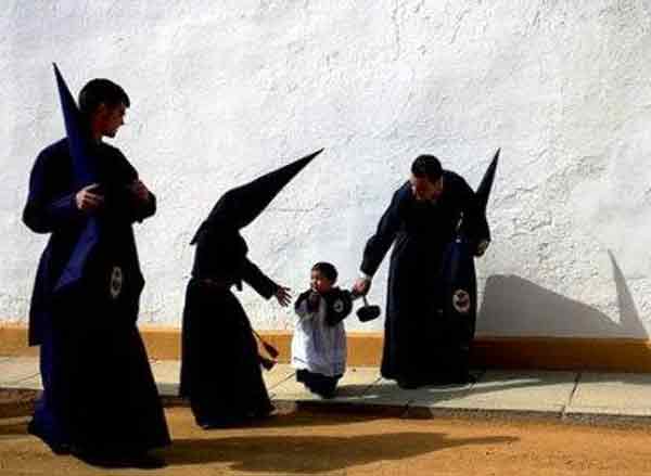 Nazarenos del Baratillo junto a la plaza de la Maestranza.