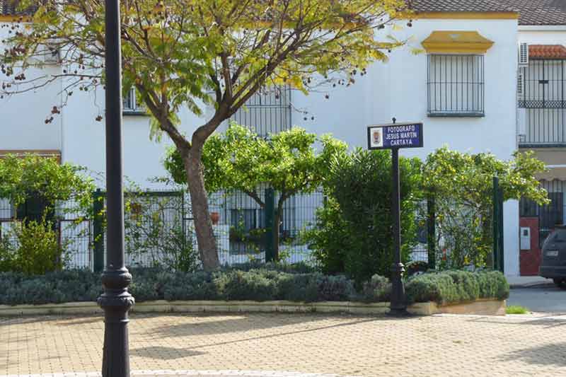 Plazuela 'Fotógrafo Martín Cartaya', inaugurada por la entonces alcaldesa de Castilleja de la Custa, Carmen Tovar. (FOTO: Paco Díaz / toroimagen.com)