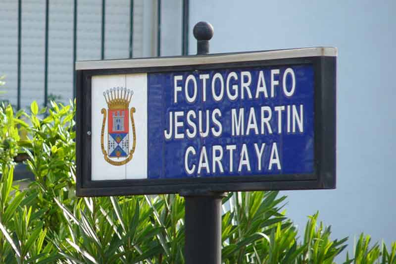 Rótulo de la plazuela que Carmen Tovar le dedicó a su amigo Martín Cartaya; después lo nombró asesor en la Maestranza. (FOTO: Paco Díaz / toroimagen.com)