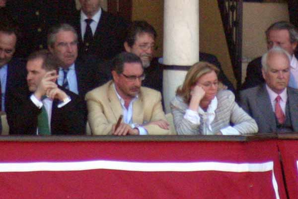 Carlos Herrera (y su puro), invitado al balconcillo de los maestrantes. (FOTO: Javier Martínez)