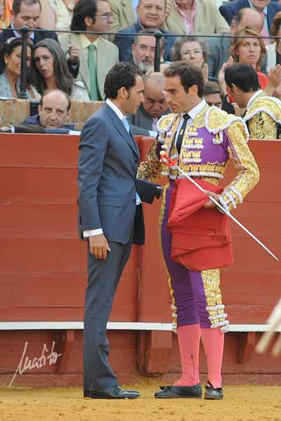 Brindis entre toreros y hermanos: Luis Mariscal y Salvador Cortés. (FOTO: Matito)