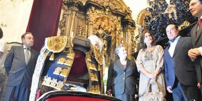 Curro Romero y su mujer, Carmen Tello, entregan el vestido a la Hermandad de la Carretería de Sevilla. (FOTO: Francisco Santiago / Arte Sacro)