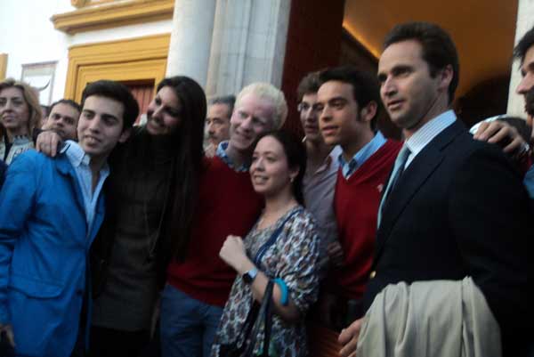 Todos querían tener una foto para el recuerdo con el ganadero de la memorable jornada. (FOTO: Javier Martínez)