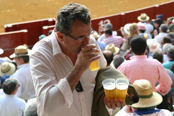 Los hay muy exagerados con la cerveza: de tres en tres... (FOTO: Javier Martínez)