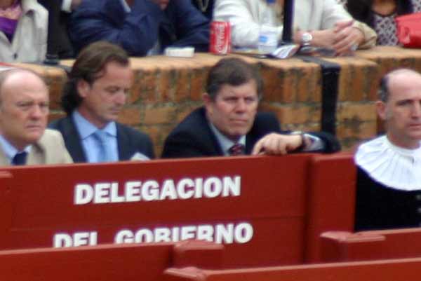 El jefe de Espectáculos Públicos de la Junta en Sevilla con un conocido directivo de El Corte Inglés. (FOTO: Javier Martínez)