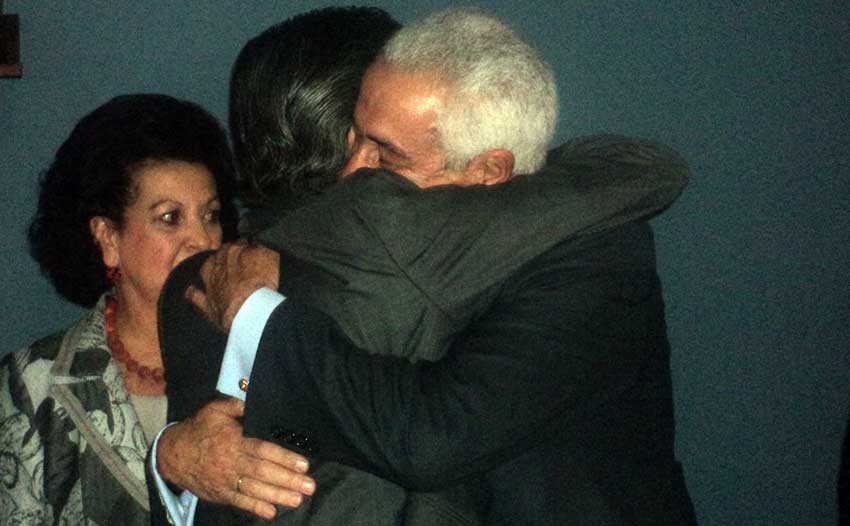 Ramón Vila y su sucesor, Octavio Mulet, se funden en un abrazo. (FOTO: Javier Martínez)