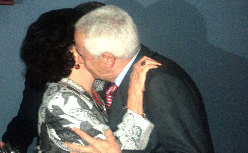 El doctor Ramón Vila se funde en un beso con su mujer. (FOTO: Javier Martínez)