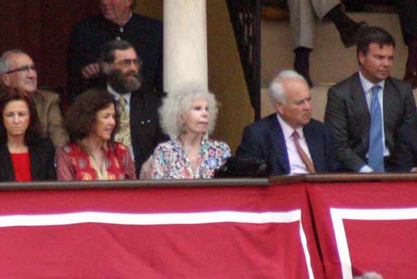 la duquesa de Alba asistió a la corrida en el palco maestrante. (FOTO: Javier Martínez)