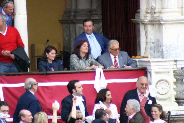 La presidenta Anabel Moreno con los dos pañuelos de las dos orejas concedidas hoy a El Juli. (FOTO: Javier Martínez)