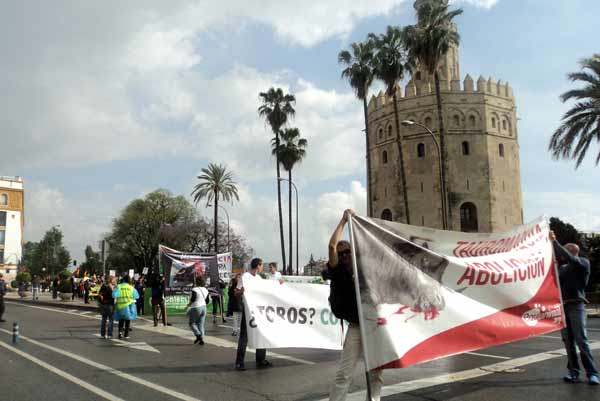 Una manifestación antitaurina llegó hasta la propia Puerta del Príncipe. (FOTO: Javier Martínez)