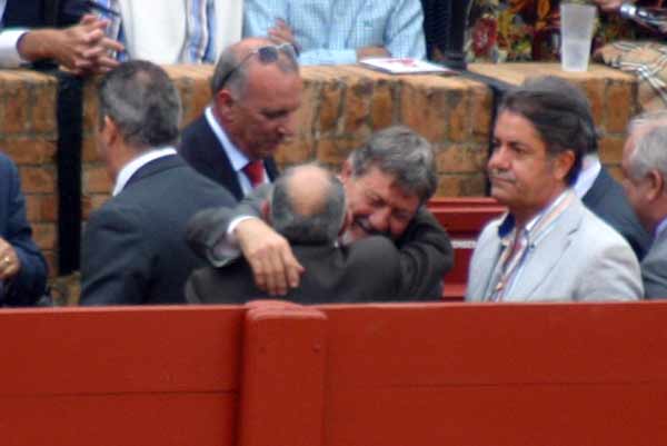 El ex presidente Gabriel Fernández Rey abraza a compañeros esta tarde en el burladero de la Junta de Andalucía. (FOTO: Javier Martínez)